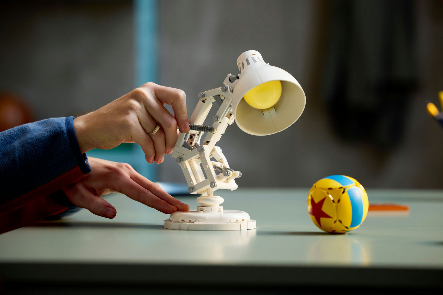 Explora los Secretos del Set LEGO® 21357: Luxo Jr. y la Pelota de Pixar